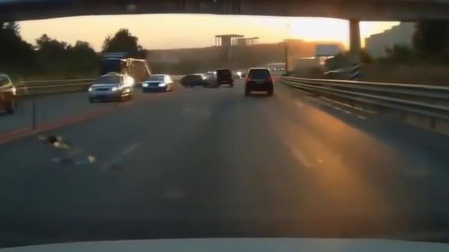 道路驚魂 機(jī)動(dòng)車故障引發(fā)嚴(yán)重?fù)p毀事故